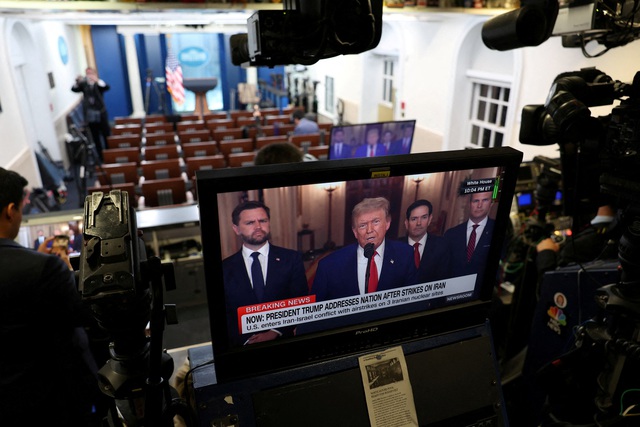 post-image-cang-thang-leo-thang-my-canh-bao-cong-dan-toan-cau-ong-trump-up-mo-ve-kha-nang-can-thiep-iran