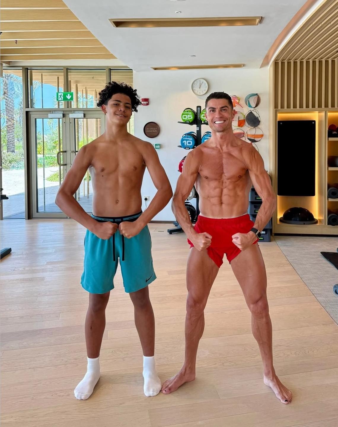 post-image-con-trai-ronaldo-gay-sot-voi-chieu-cao-an-tuong-o-tuoi-14