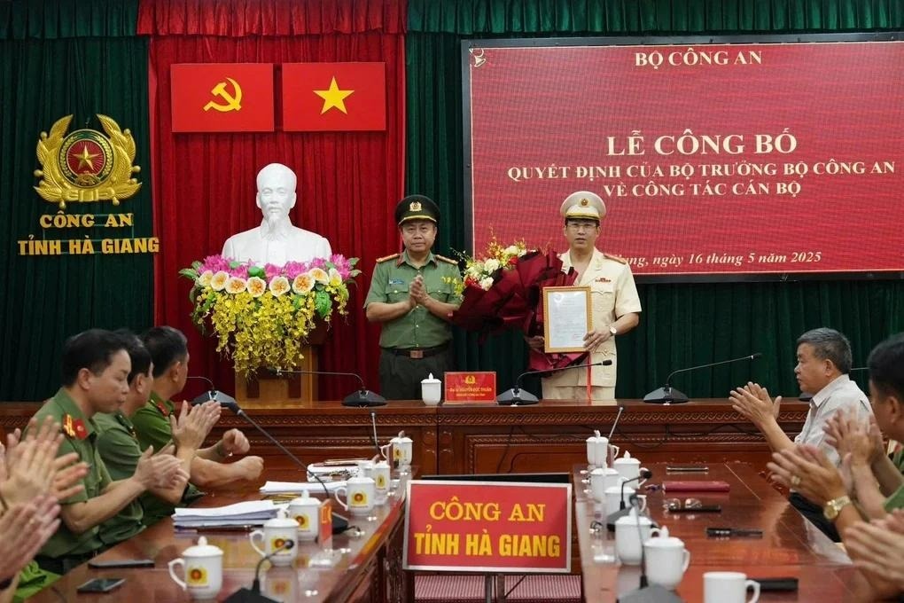 post-image-cong-bo-quyet-dinh-ve-cong-tac-can-bo-cua-bo-truong-cong-an-tai-ha-giang
