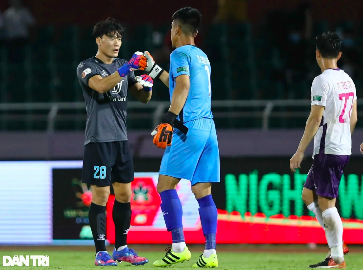 post-image-cong-phuong-vs-bui-tien-dung-cuoc-doi-dau-nay-lua-trong-tran-play-off-v-league
