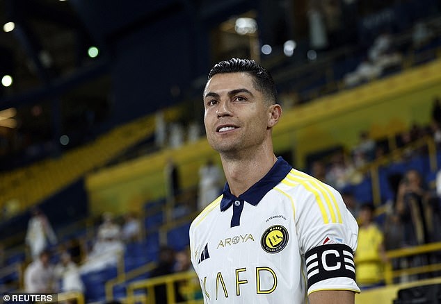 post-image-cristiano-ronaldo-bat-binh-voi-chu-tich-fifa-ve-phat-ngon-tuong-lai