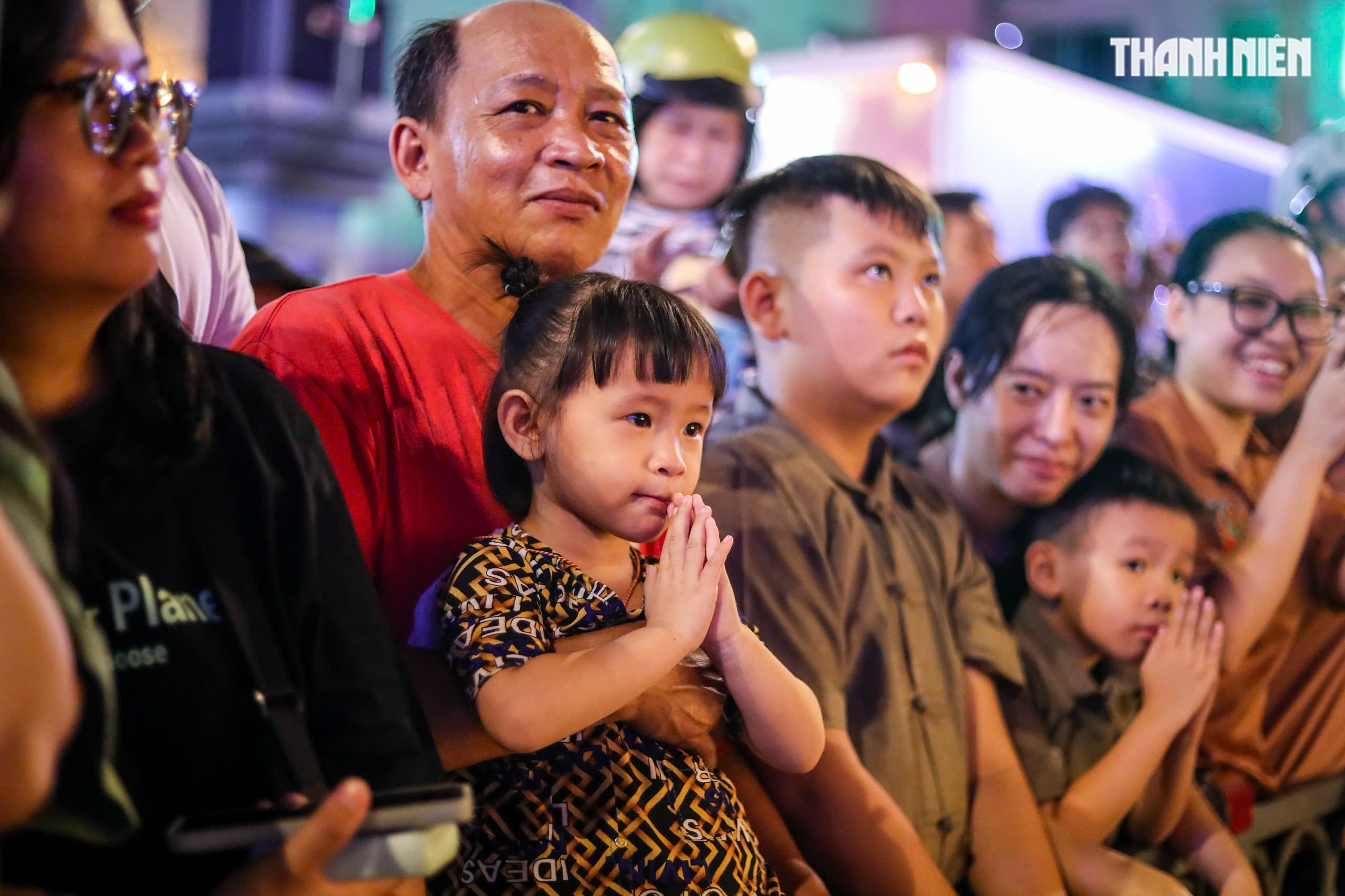 post-image-dai-le-phat-dan-2025-hang-ngan-nguoi-tham-gia-le-ruoc-phat-trang-nghiem-tu-to-dinh-an-quang-den-viet-nam-quoc-tu