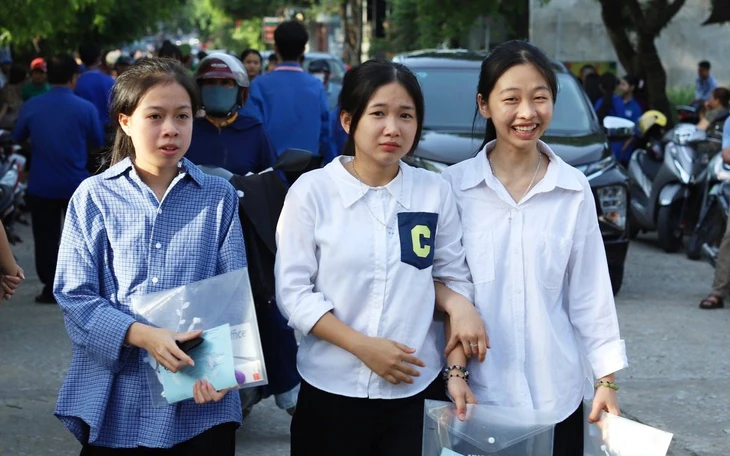 post-image-diem-chuan-lop-10-nghe-an-2025-truong-thpt-huynh-thuc-khang-dan-dau-voi-2425-diem