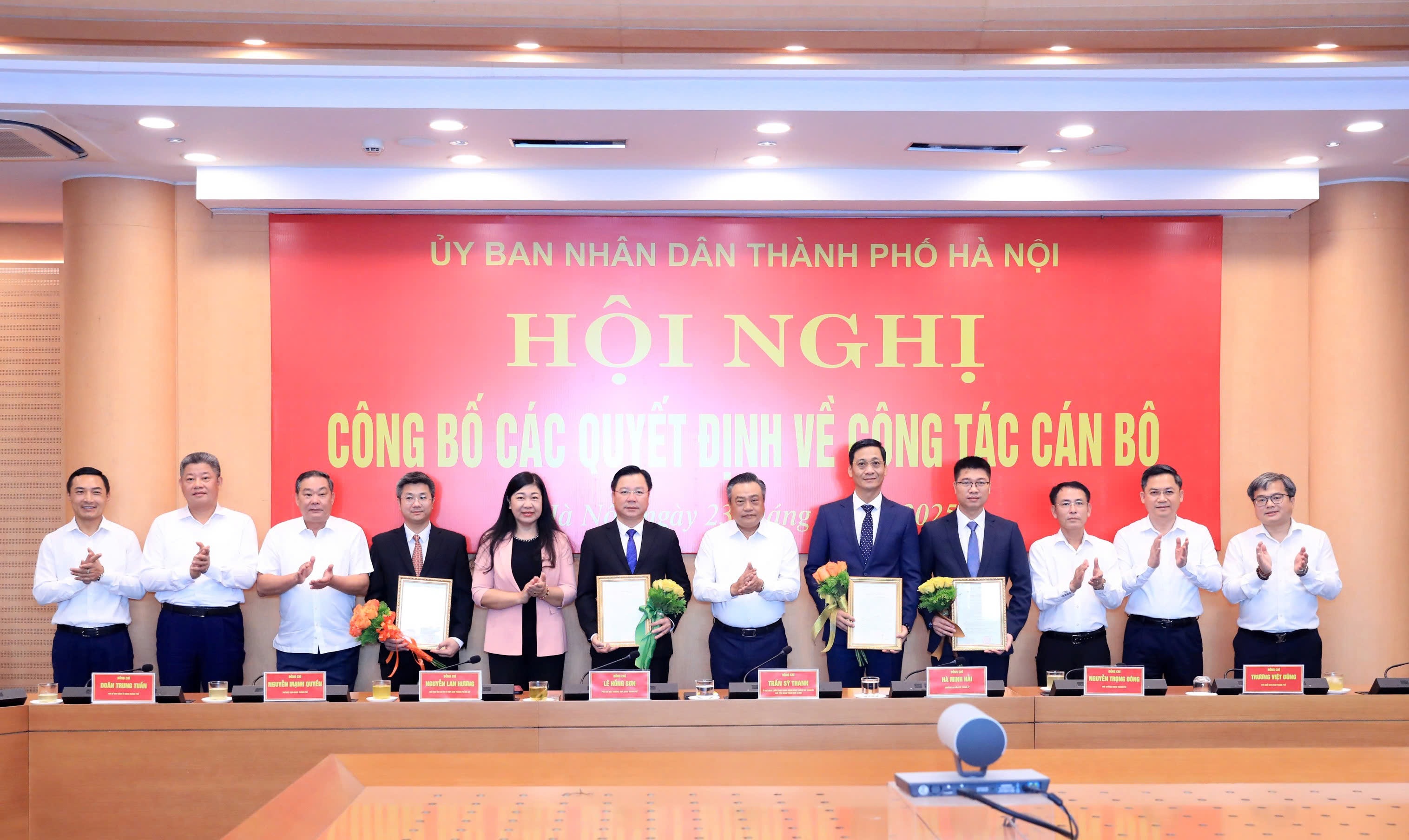 post-image-ha-noi-cong-bo-loat-quyet-dinh-quan-trong-ve-cong-tac-can-bo