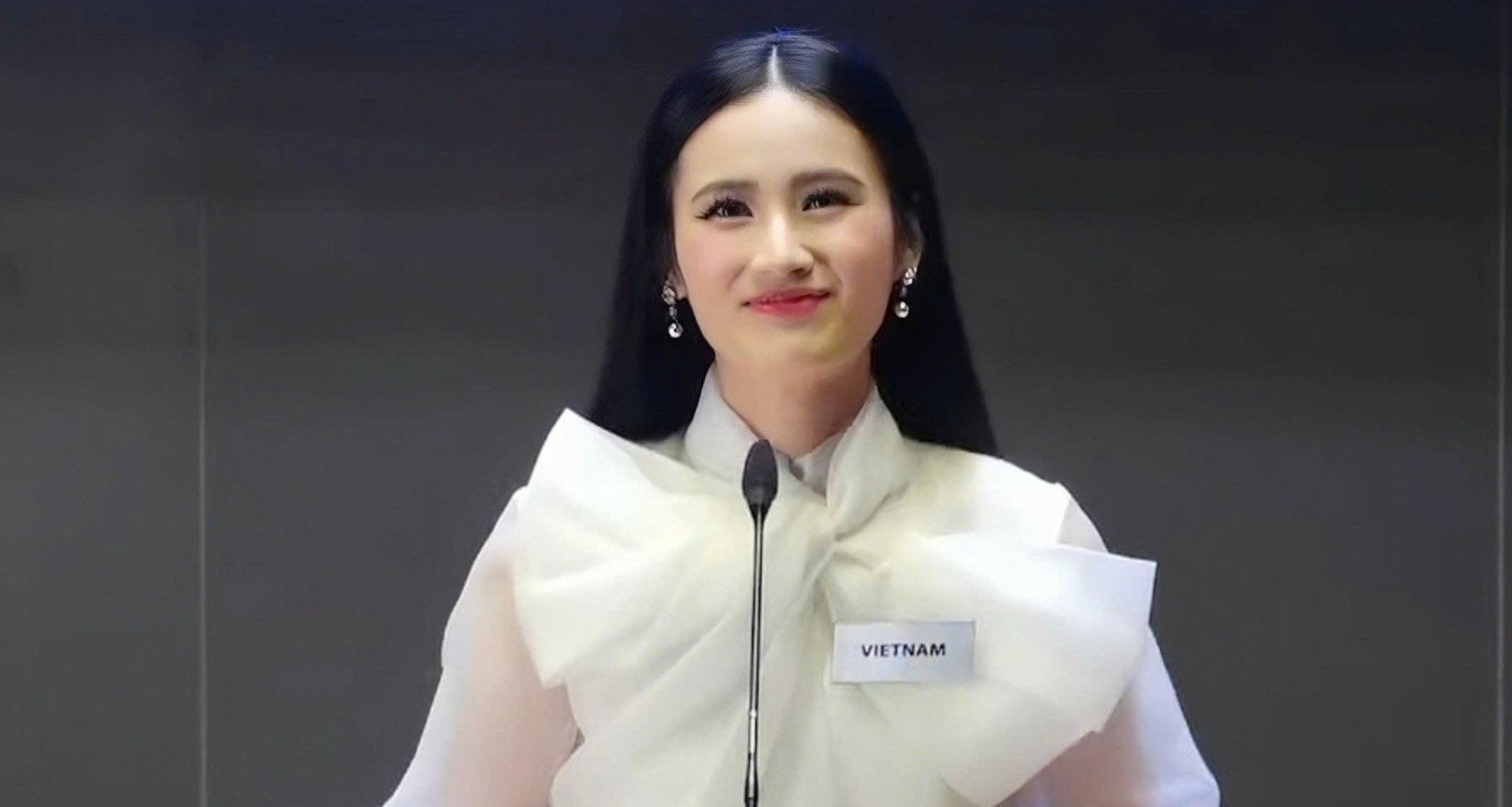 post-image-hoa-hau-y-nhi-truyen-cam-hung-ve-suc-manh-cua-sach-tai-miss-world