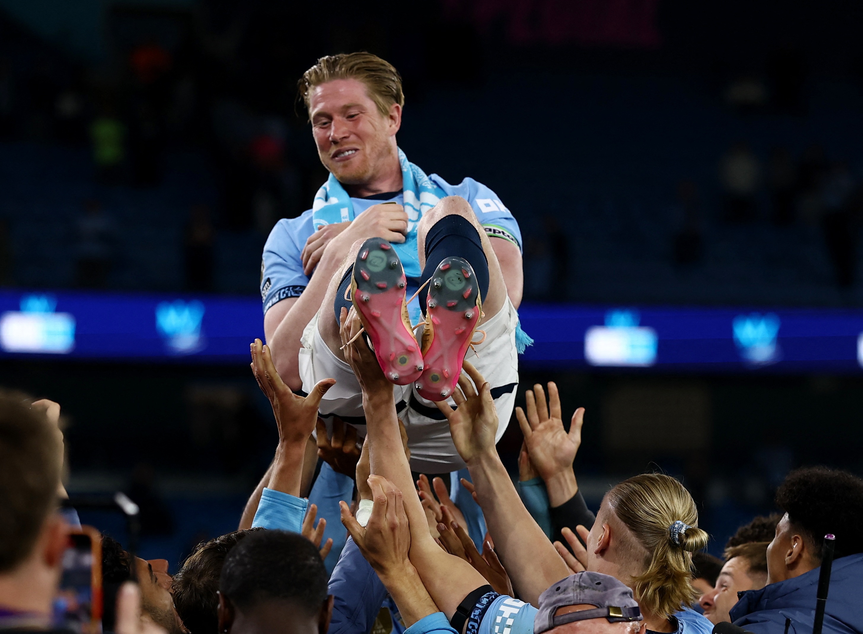 post-image-khoanh-khac-xuc-dong-pep-guardiola-bat-khoc-trong-ngay-chia-tay-de-bruyne