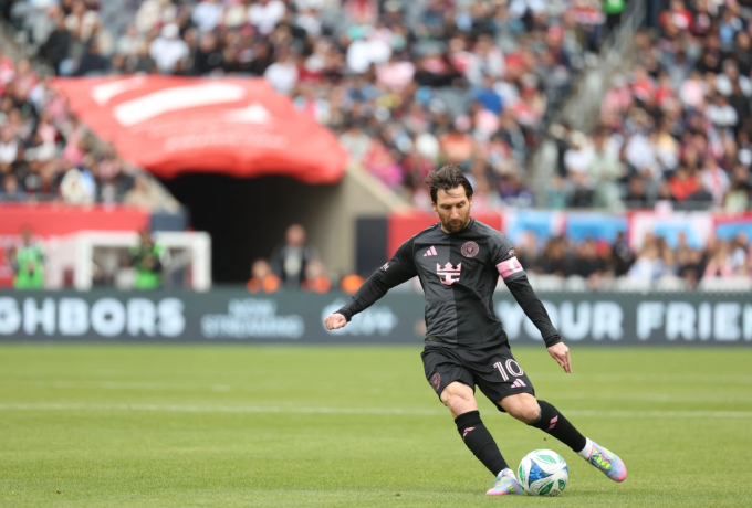 post-image-messi-kem-duyen-hai-lan-sut-phat-doi-xa-trong-tran-hoa-cua-inter-miami