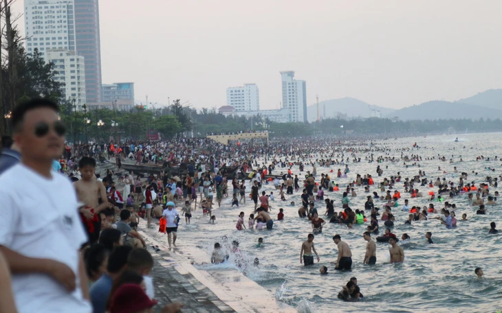 post-image-nghe-an-cuu-ho-thanh-cong-hon-20-du-khach-bi-song-cuon-tai-bien-cua-lo
