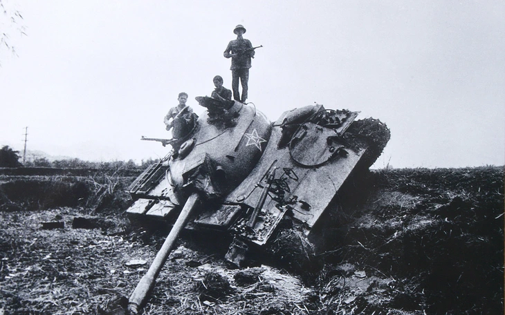 post-image-nha-bao-tran-manh-thuong-ngoi-but-thep-giua-mua-bom-bao-dan-ky-su-anh-chien-truong-bien-gioi-1979-phan-2