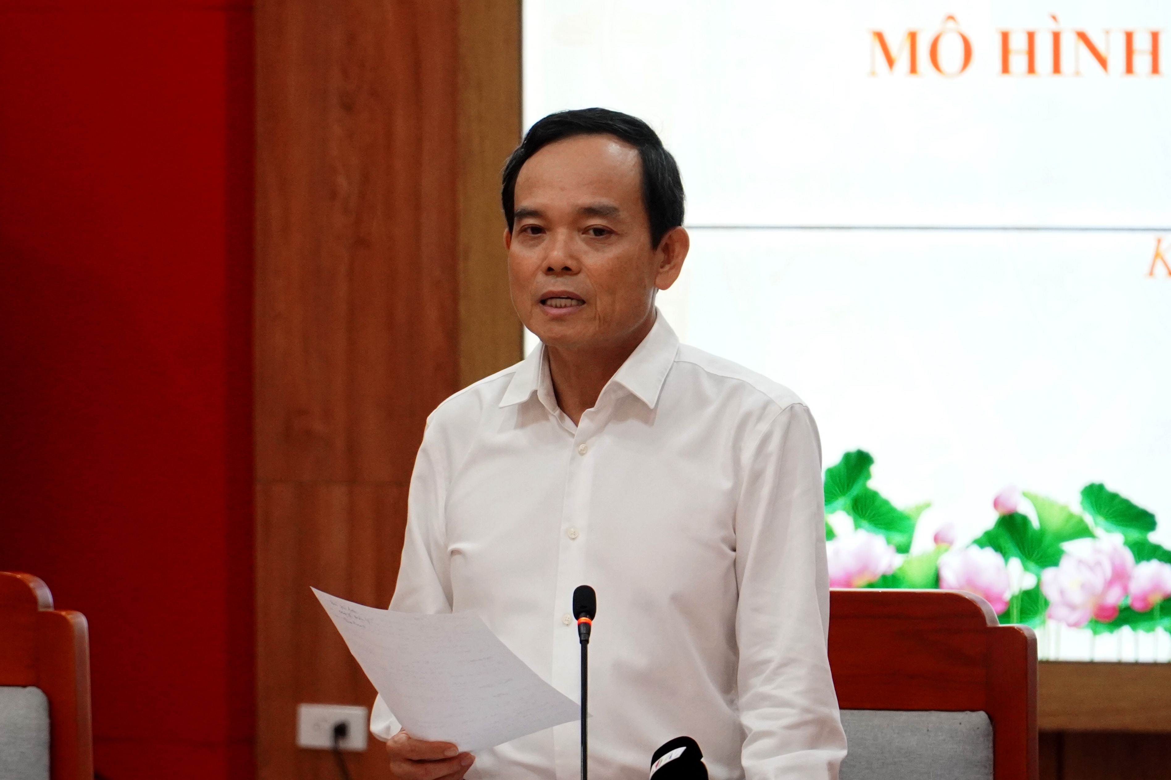 post-image-ong-tran-luu-quang-ung-ho-dua-34-can-bo-tinh-ve-xa-phuong-sau-sap-nhap