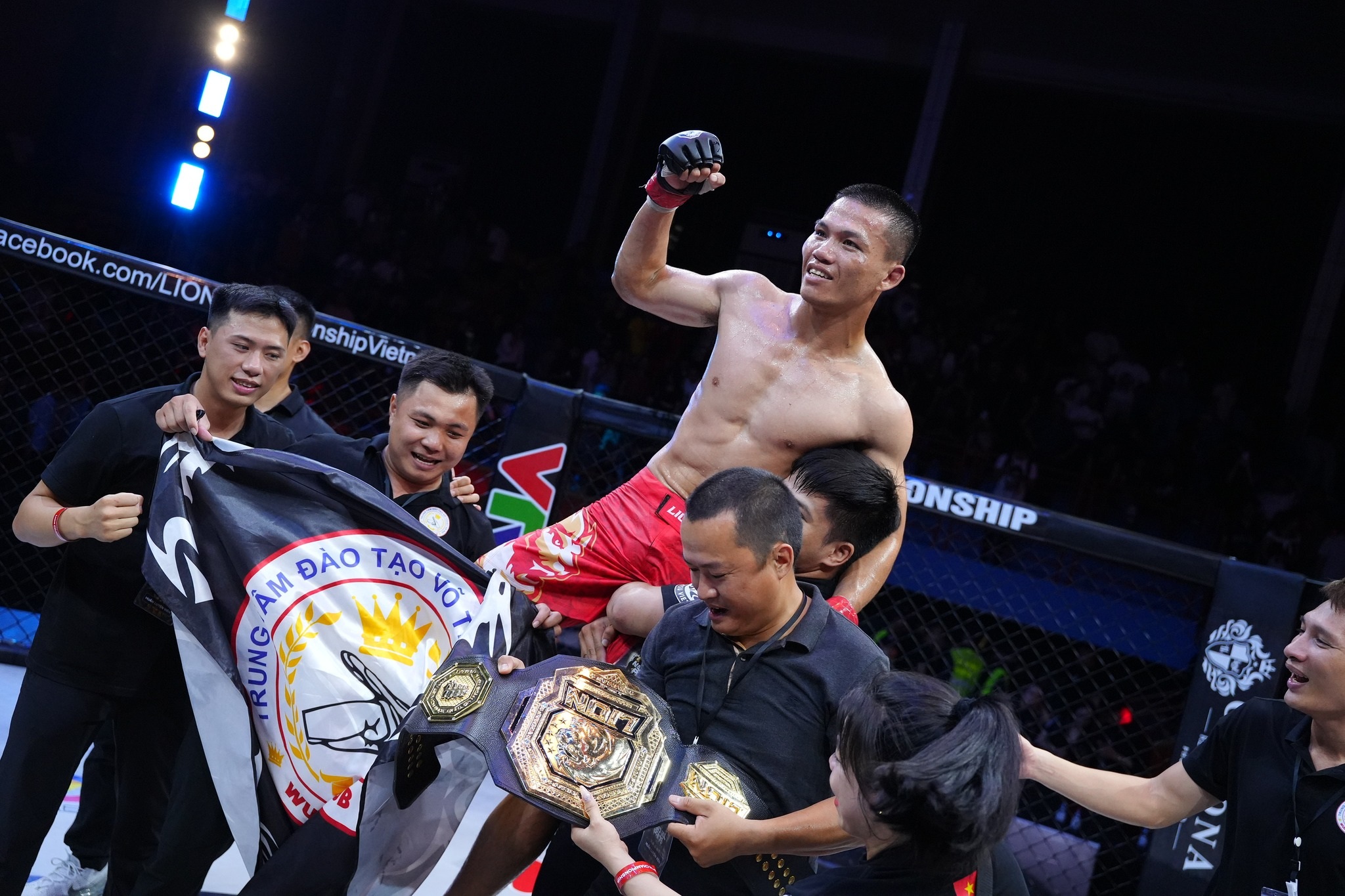 post-image-pham-cong-minh-ha-guc-than-sam-belarus-bao-ve-thanh-cong-ngoi-vo-dich-mma-championship