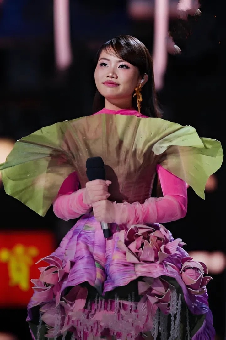 post-image-phuong-my-chi-xuc-dong-bat-khoc-khi-chien-thang-tai-chuong-trinh-am-nhac-o-trung-quoc