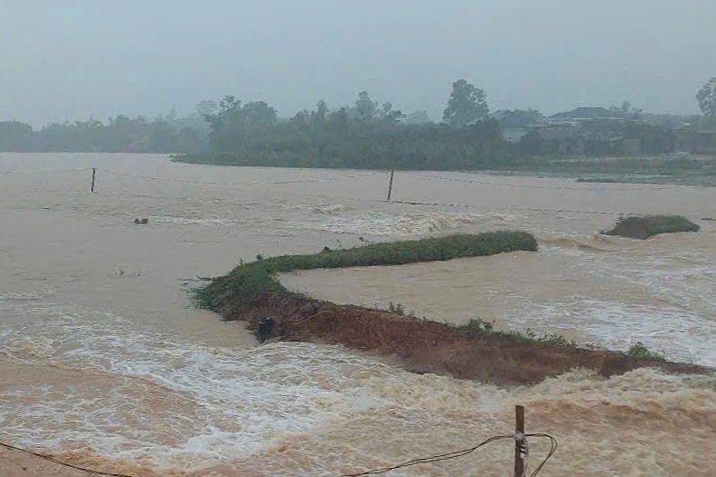 post-image-quang-binh-mua-lon-gay-vo-dap-nguoi-dan-le-thuy-dua-o-to-len-cau-tranh-lu