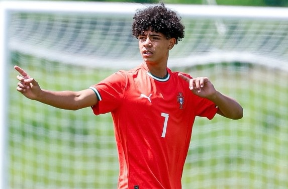 post-image-ronaldo-jr-gay-an-tuong-trong-lan-dau-da-chinh-cho-u15-bo-dao-nha