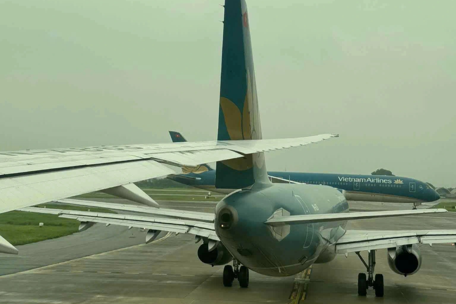 post-image-su-co-tai-noi-bai-hai-may-bay-vietnam-airlines-va-quet-hang-hang-khong-len-tieng
