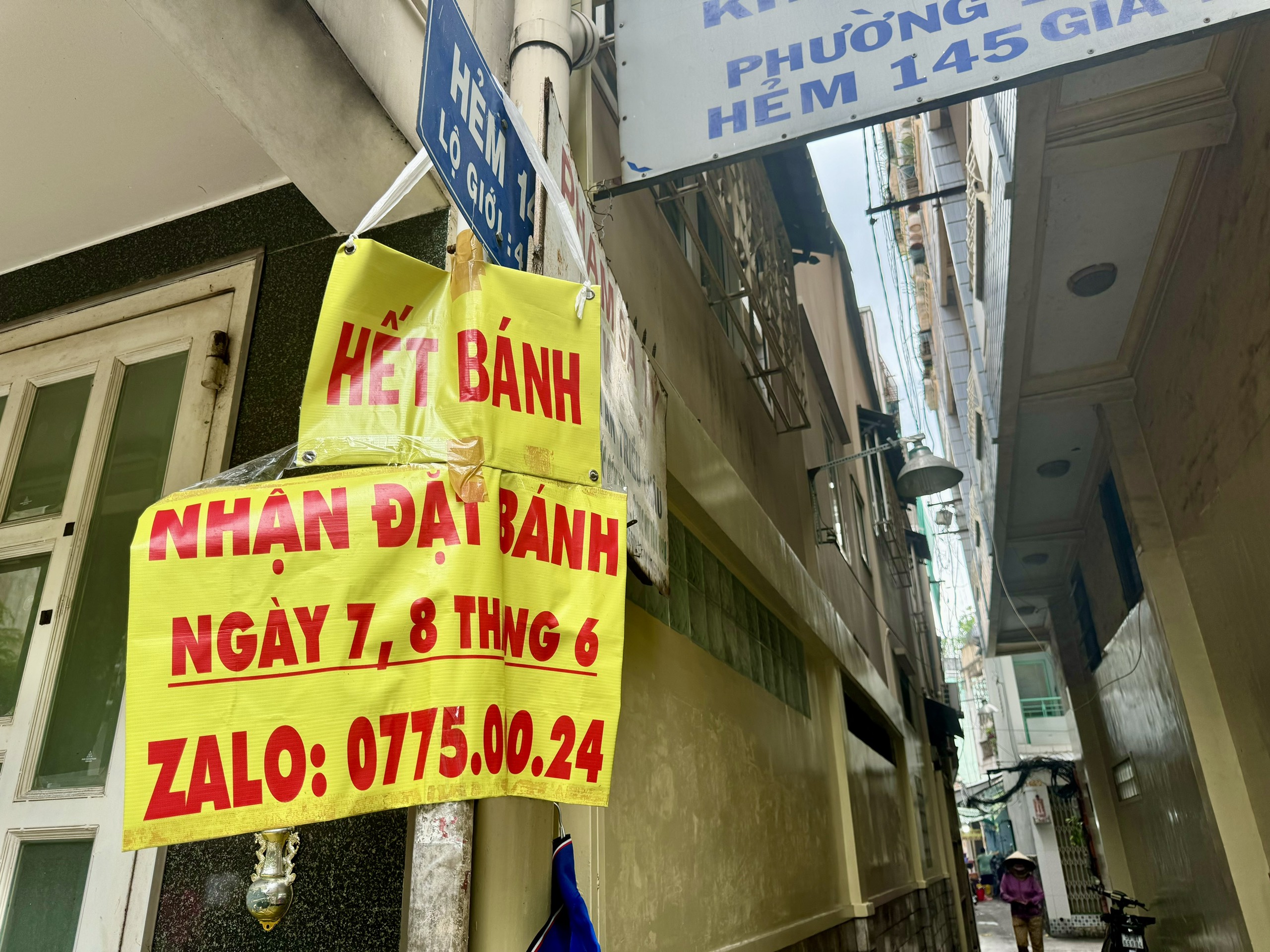 post-image-tet-doan-ngo-nguoi-hoa-o-tphcm-tat-bat-goi-banh-ba-trang-khach-dat-truoc-ca-thang