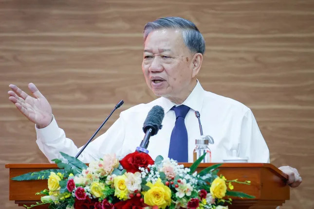 post-image-tong-bi-thu-to-lam-ky-quyet-dinh-thanh-lap-dang-bo-cac-tinh-thanh-pho-moi-sau-sap-nhap