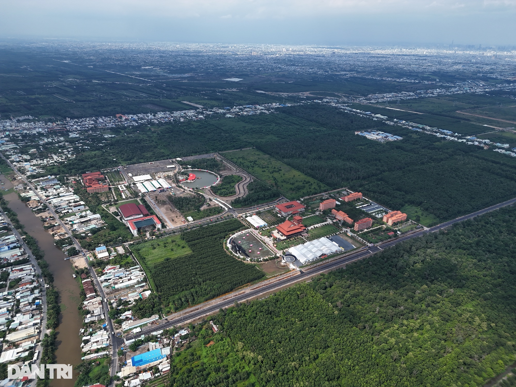 post-image-tphcm-hang-trieu-phat-tu-tren-the-gioi-huong-ve-dai-le-vesak-2025