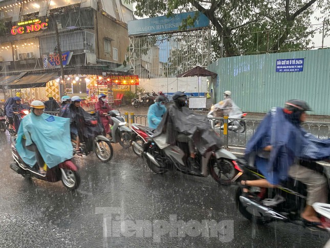 post-image-tphcm-mua-dong-gia-tang-vao-cuoi-tuan-canh-bao-loc-xoay-va-gio-giat-manh