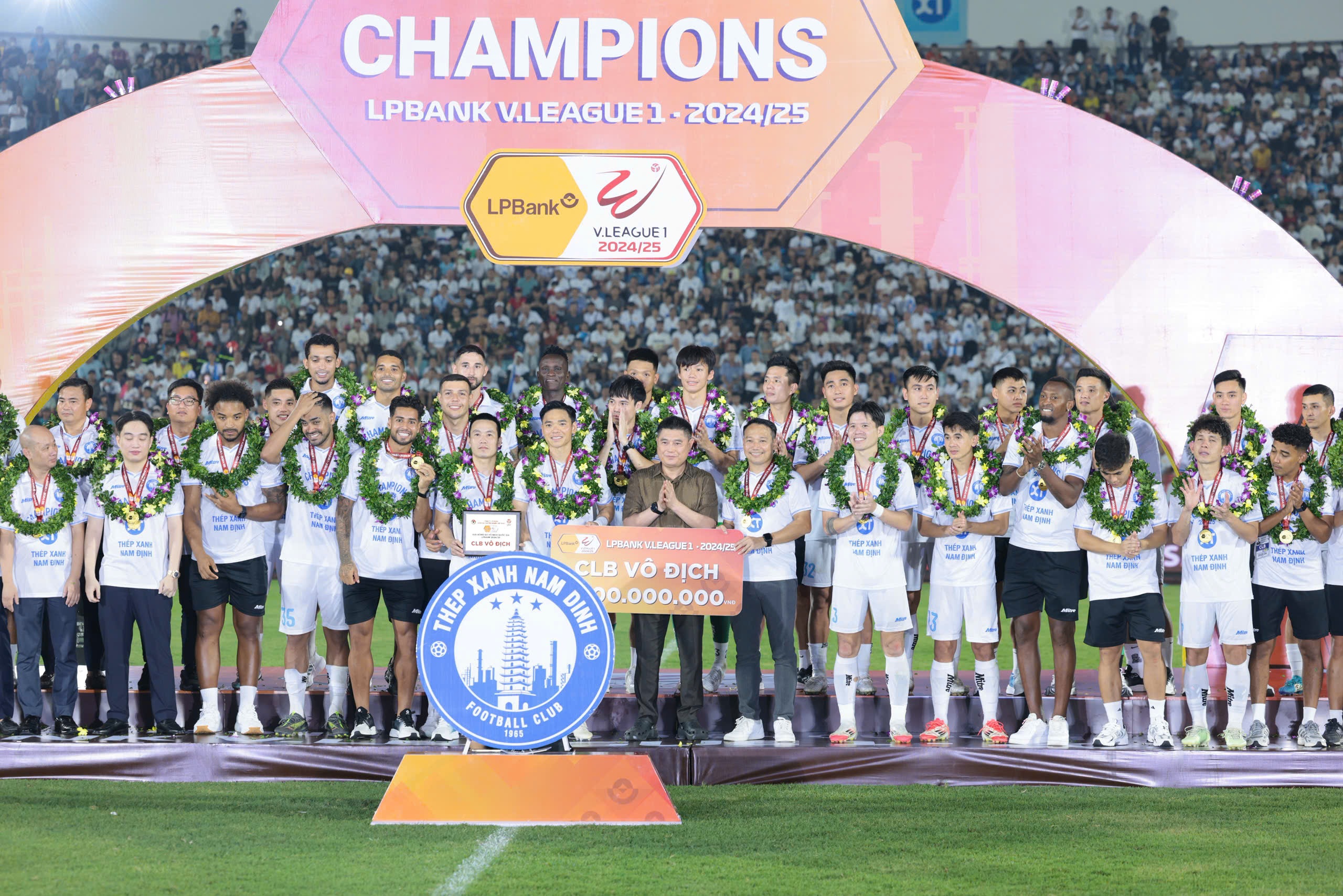 post-image-v-league-2024-25-binh-dinh-rot-hang-shb-da-nang-cho-play-off-tien-linh-dong-vua-pha-luoi